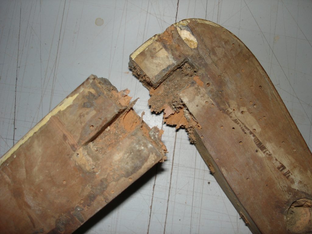 Schlechte oder lockere Holzverbindung die repariert und ausgebessert werden muss