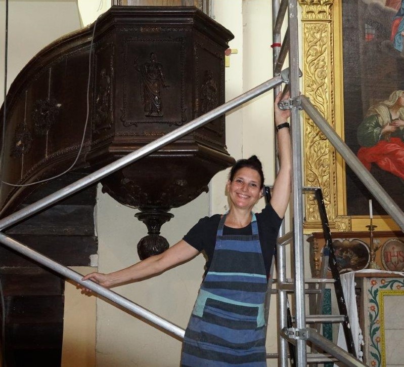 Restaurator Daniela Lenger bei der Restaurierung in einer Kirche in Frankreich